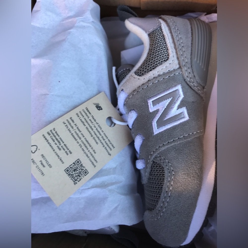 New never worn kids size six NEW BALANCE